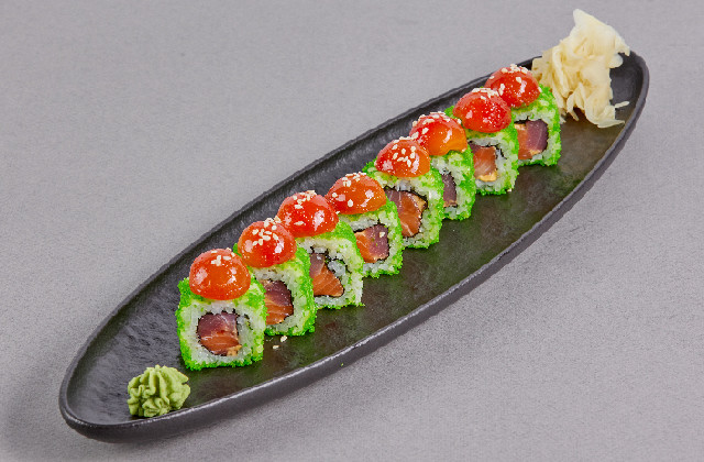 Ролл с лососем, тунцом и томатами Кимчи