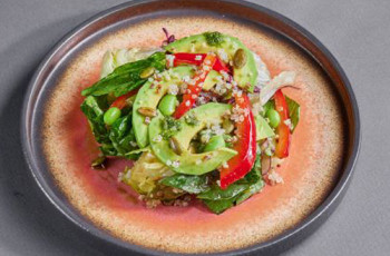 Салат с авокадо, красным перцем и шпинатом